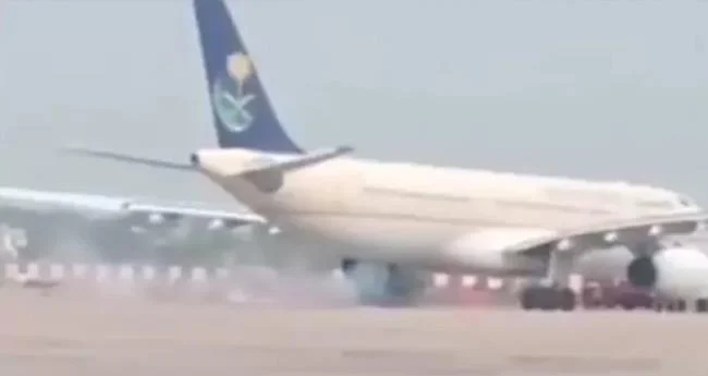 ഹ​ജ്ജ് യാ​ത​ക്കാ​രു​മാ​യി വ​ന്ന സൗ​ദി വി​മാ​ന​ത്തി​ല്‍ തീ​യാ​ത്ര​ക്കാ​രെ ഒ​ഴി​പ്പി​ച്ചു