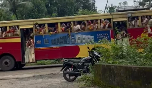 കെ.എസ്.ആർ.ടിസി ബസിൽ കോളജ് വിദ്യാർത്ഥികളുടെ അതിരുവിട്ട ഓണാഘോഷം