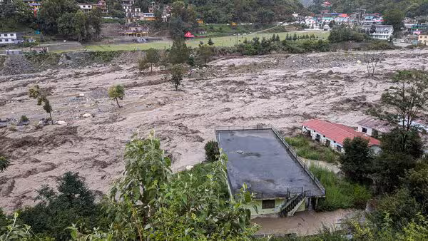 ഹിമാചൽ പ്രദേശിൽ മേഘവിസ്ഫോടനവും മിന്നല്‍ പ്രളയവും